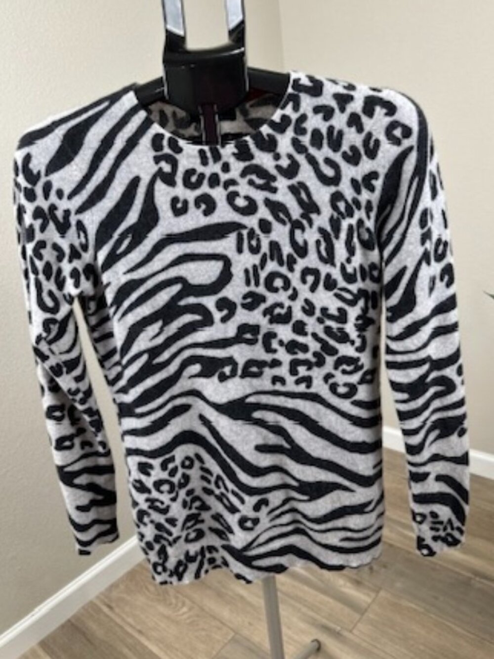 Charter Club Luxury Women’s 100% Cashmere Sweater M Gray Black Animal Print